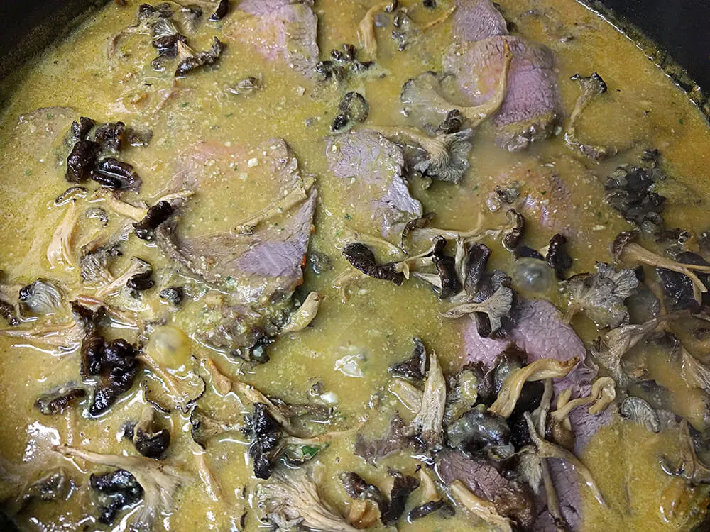 Redondo de ternera en su salsa con rebozuelos