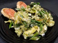 Revoltillo de espárragos verdes y ajos tiernos.