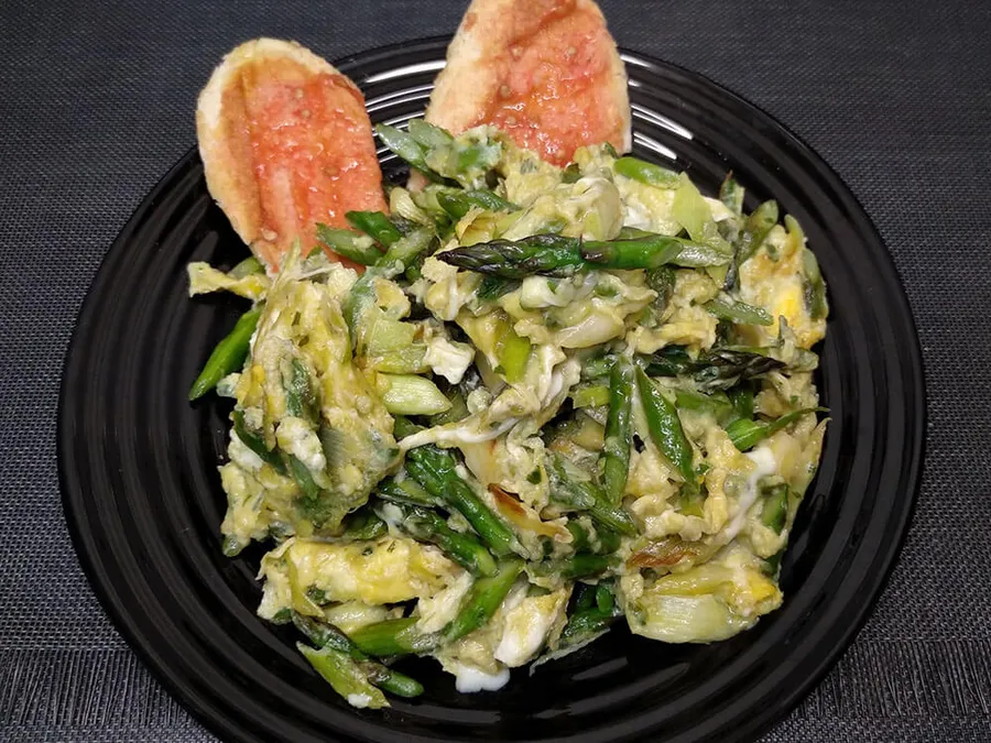 Revoltillo de espárragos verdes y ajos tiernos.