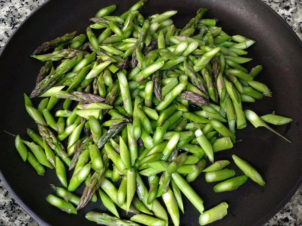 Espárragos verdes en sartén.