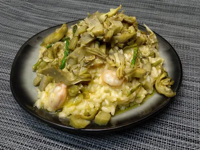 Risotto de espárragos trigueros con alcachofas