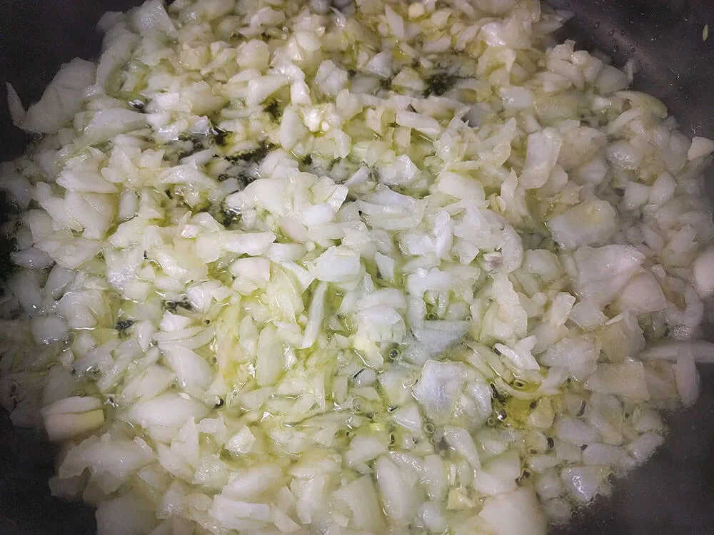 Cebolla picada pochándose.