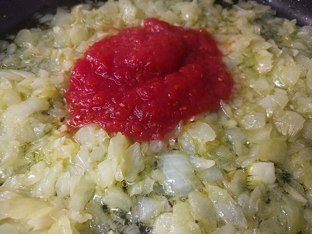 Cebolla pochada y tomate rallado.