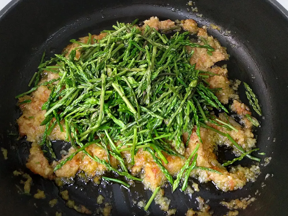 Sofrito de cebolla, tomate y espárragos trigueros.