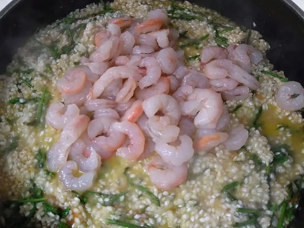 Sofrito, espárragos, arroz, caldo de pescado y gambas.
