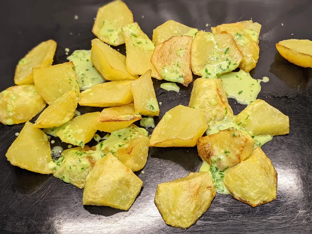 Patatas fritas y aliño.