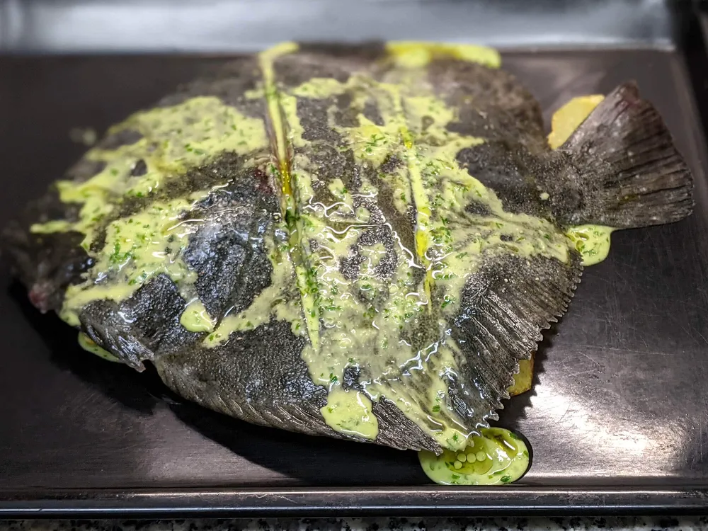 Rodaballo listo para hornear.