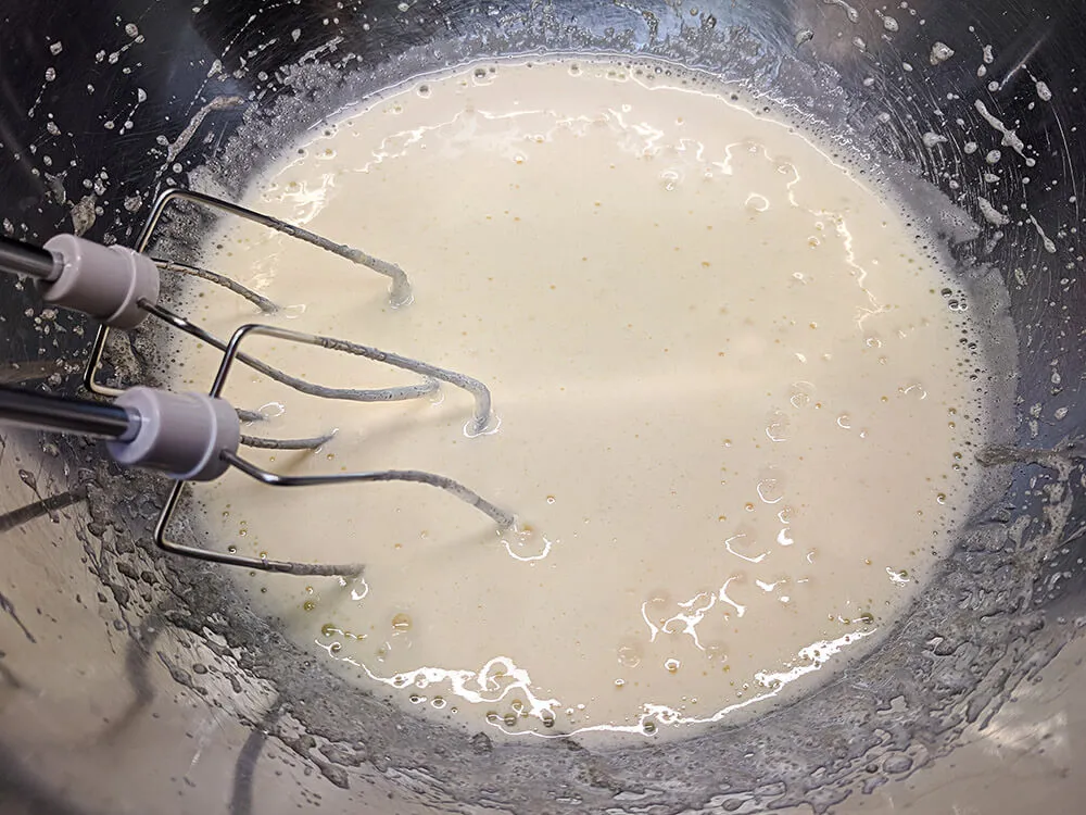 Huevos batidos con azúcar y aceite de oliva, leche, anís y una pizca de sal.