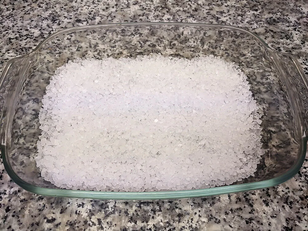 Fuente de cristal con sal gruesa.
