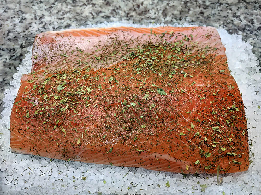 Salmón fresco con eneldo y orégano.