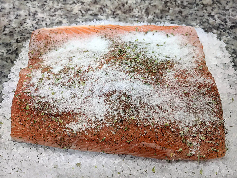 Salmón fresco con eneldo, orégano y azúcar.