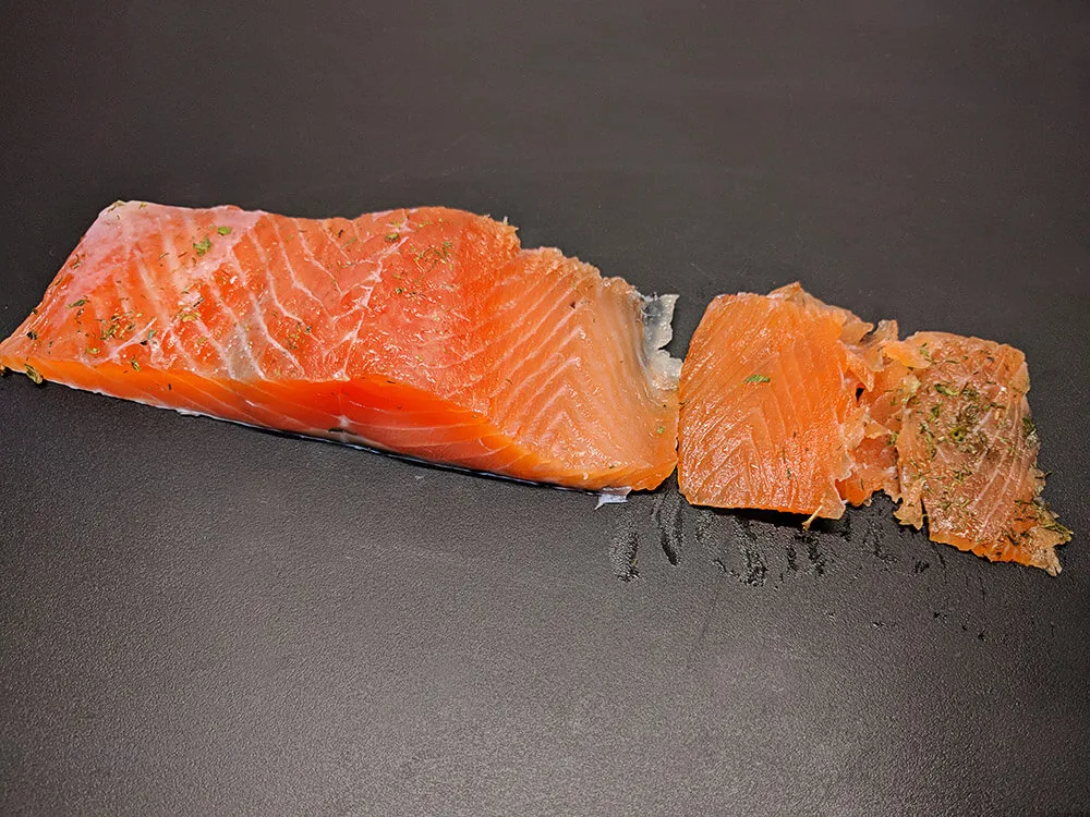 Salmón marinado laminado.