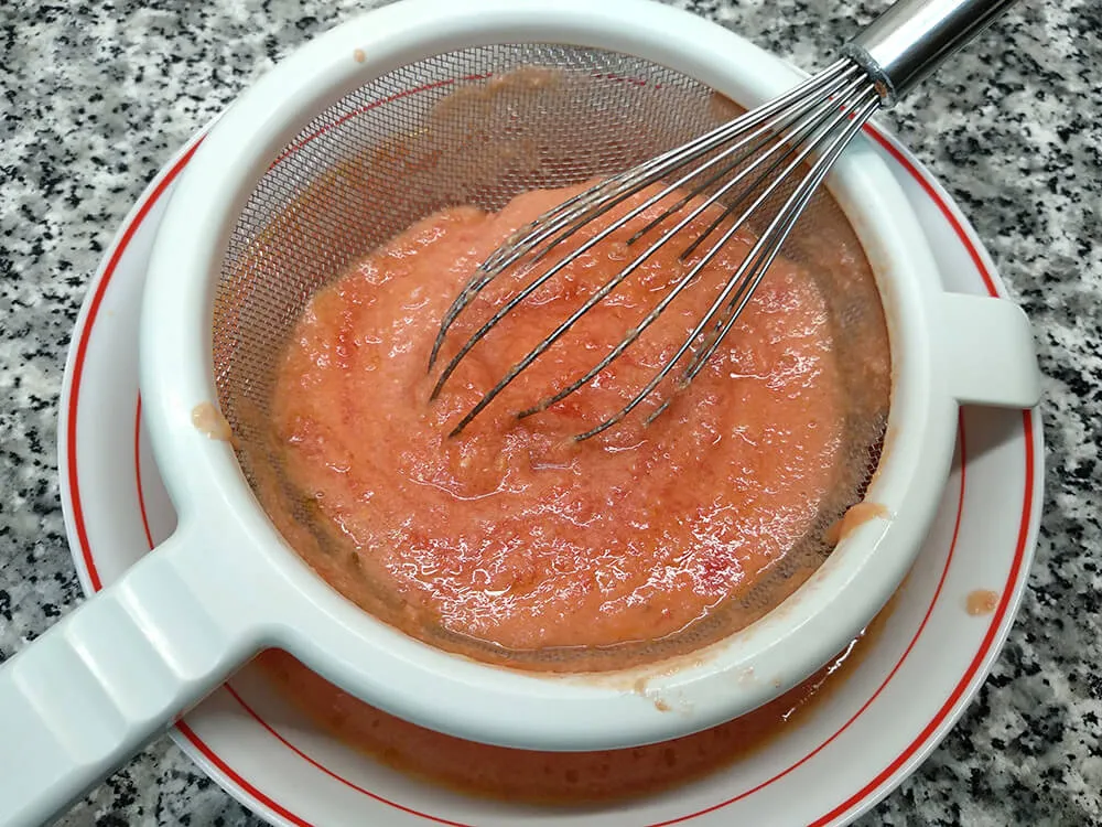 Tomate rallado en colador.