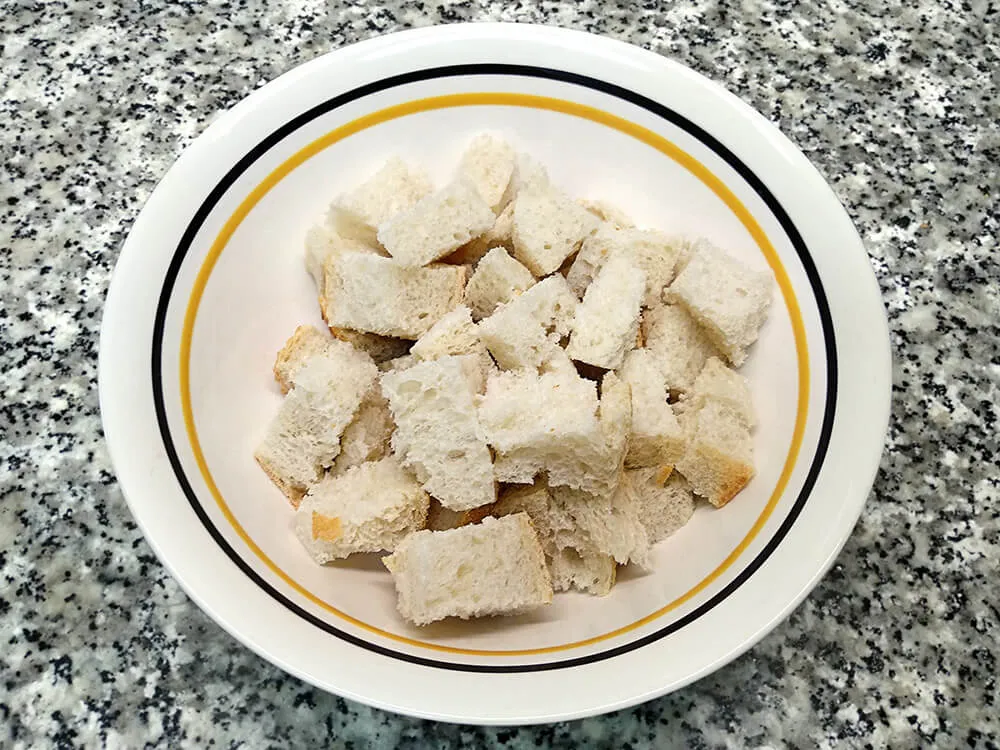 Miga de pan cortada.