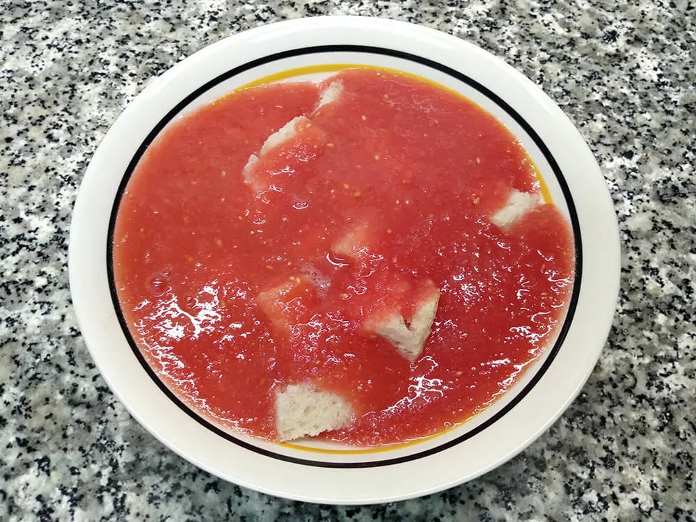 Tomate rallado y miga de pan.