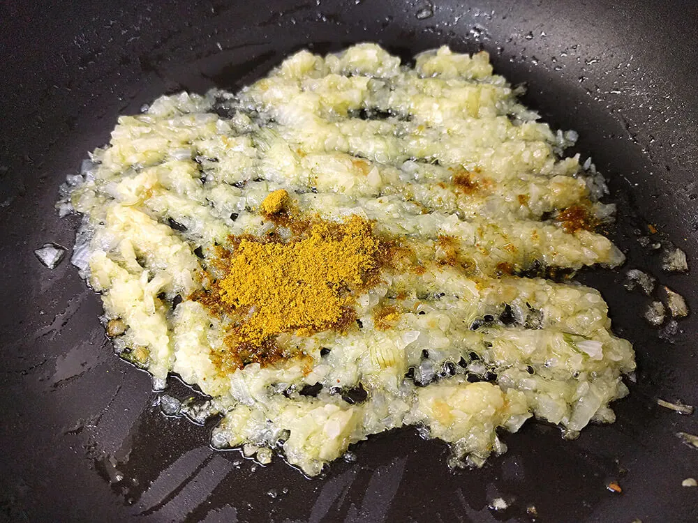 Cebolla pochada y curry.