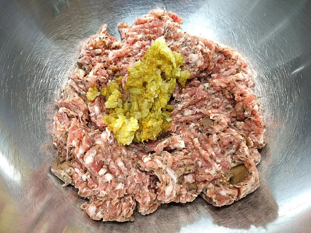 Relleno de la butifarra y cebolla con curry.