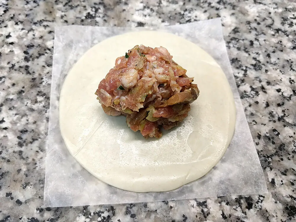Oblea y relleno de butifarra con cebolla y curry.