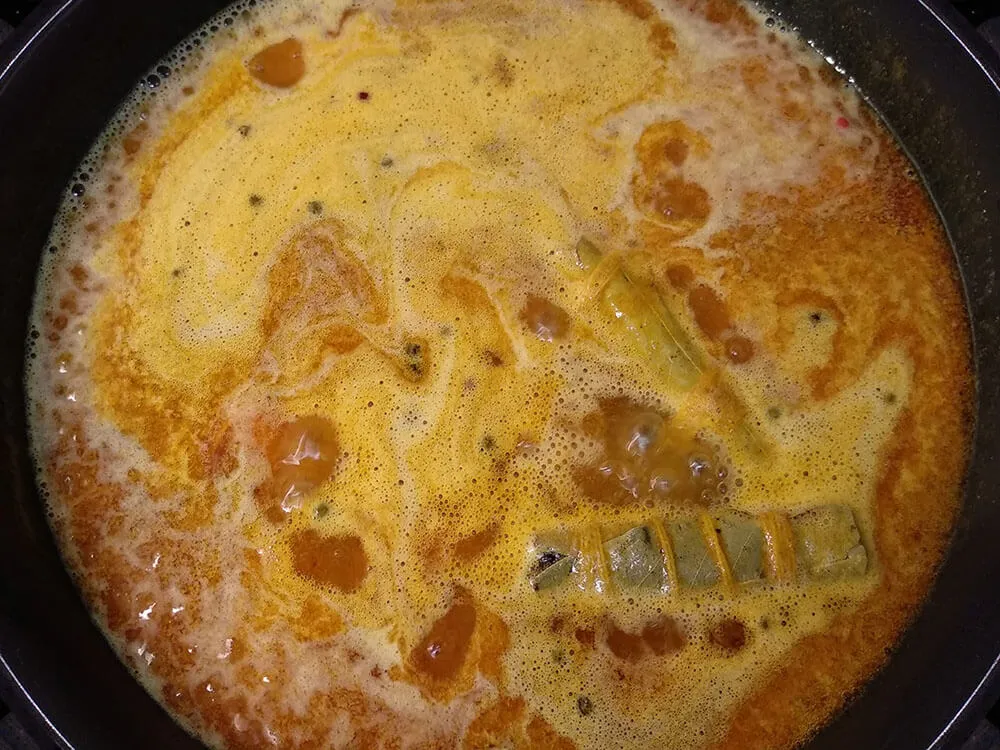 Sartén con aceite de oliva, pimienta, dientes de ajo, laurel, tomillo, pimentón, vinagre y agua.