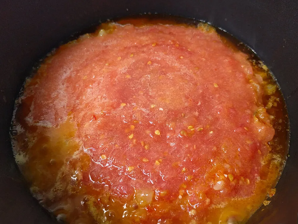 Tomate natural con base de cebolla y pimiento frito