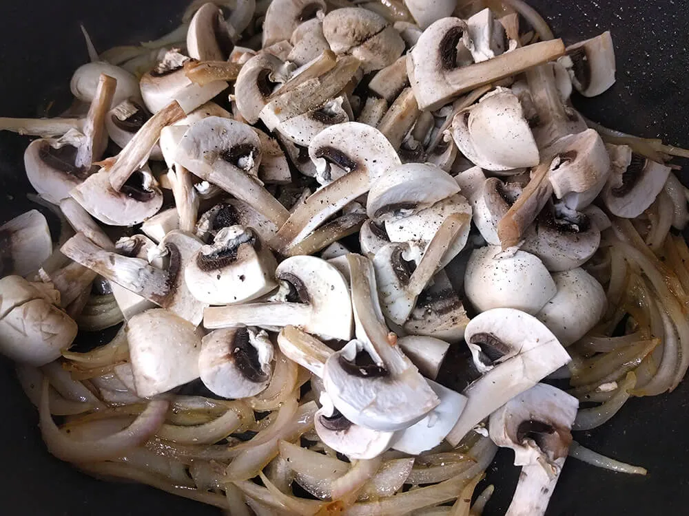 Cebolla rehogada con champiñones