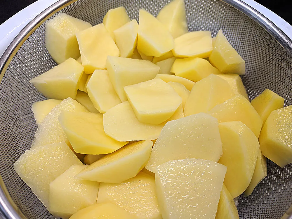 Patatas peladas y cortadas.