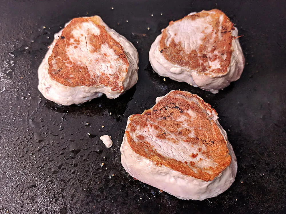 Solomillo salpimentado en plancha cocinado por ambos lados.