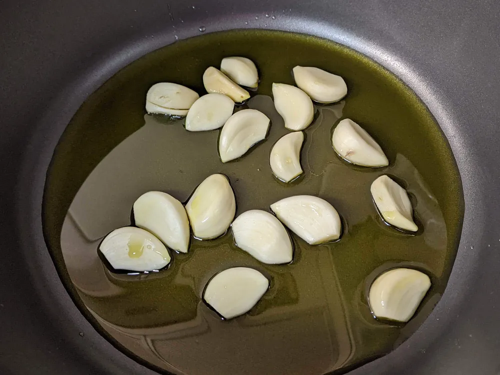 Dientes de ajo en cazuela.