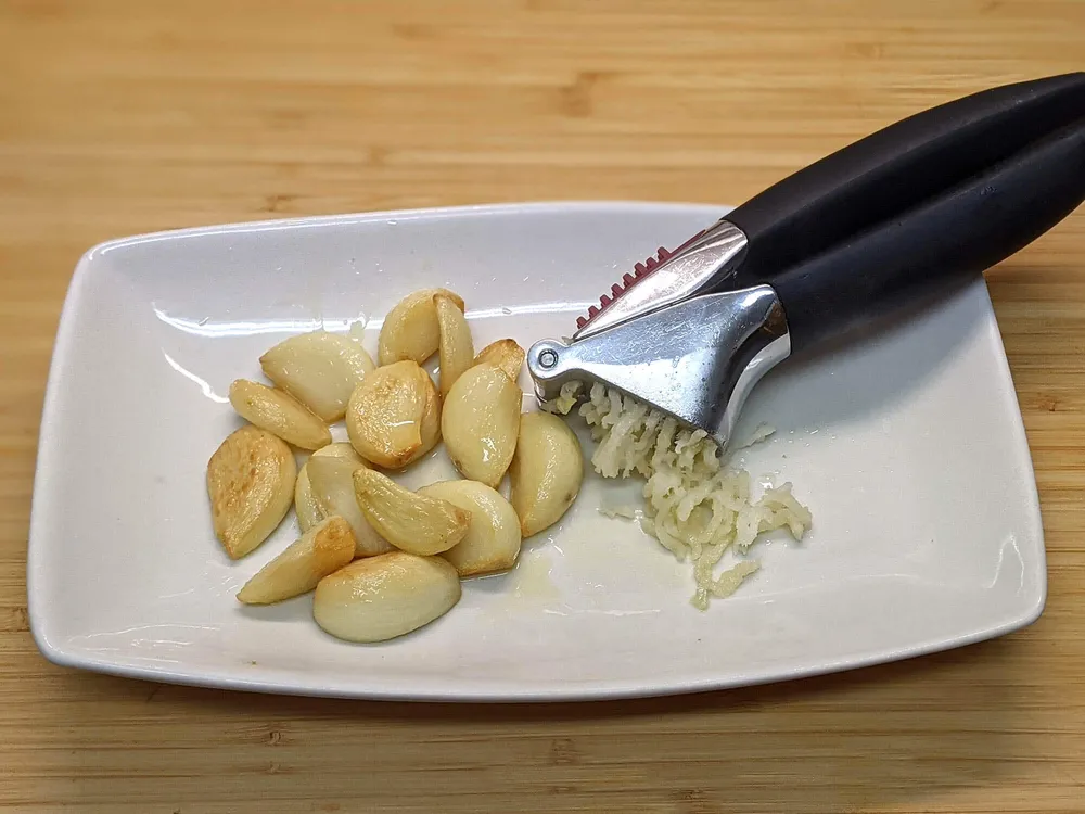 Dientes de ajo salteados y chafados.
