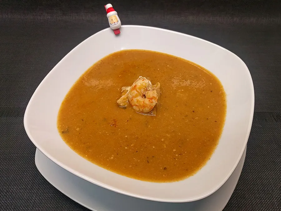 Sopa de rape y langostinos.