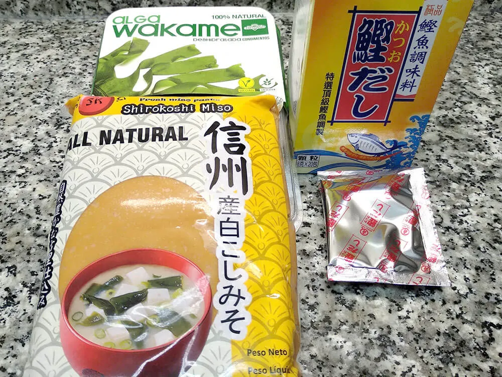 Pasta miso, alga wakame y caldo de bonito.