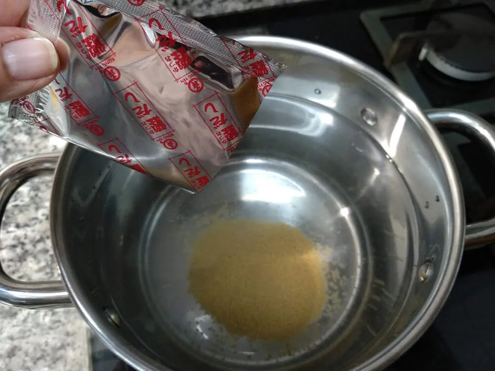 Olla con agua mineral y polvo de bonito.