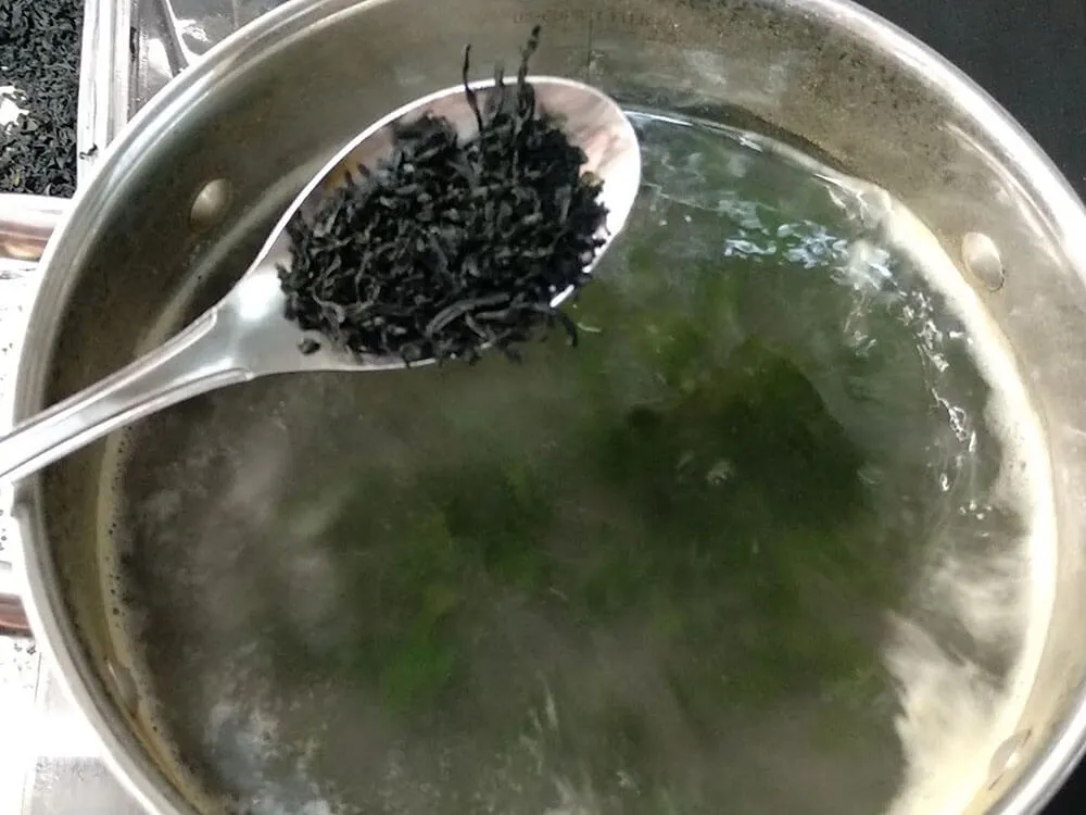 Base de caldo de bonito con alga wakame.