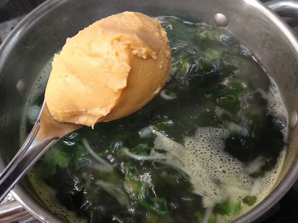 Base de caldo de bonito con alga wakame, cebolla tierna y pasta miso.