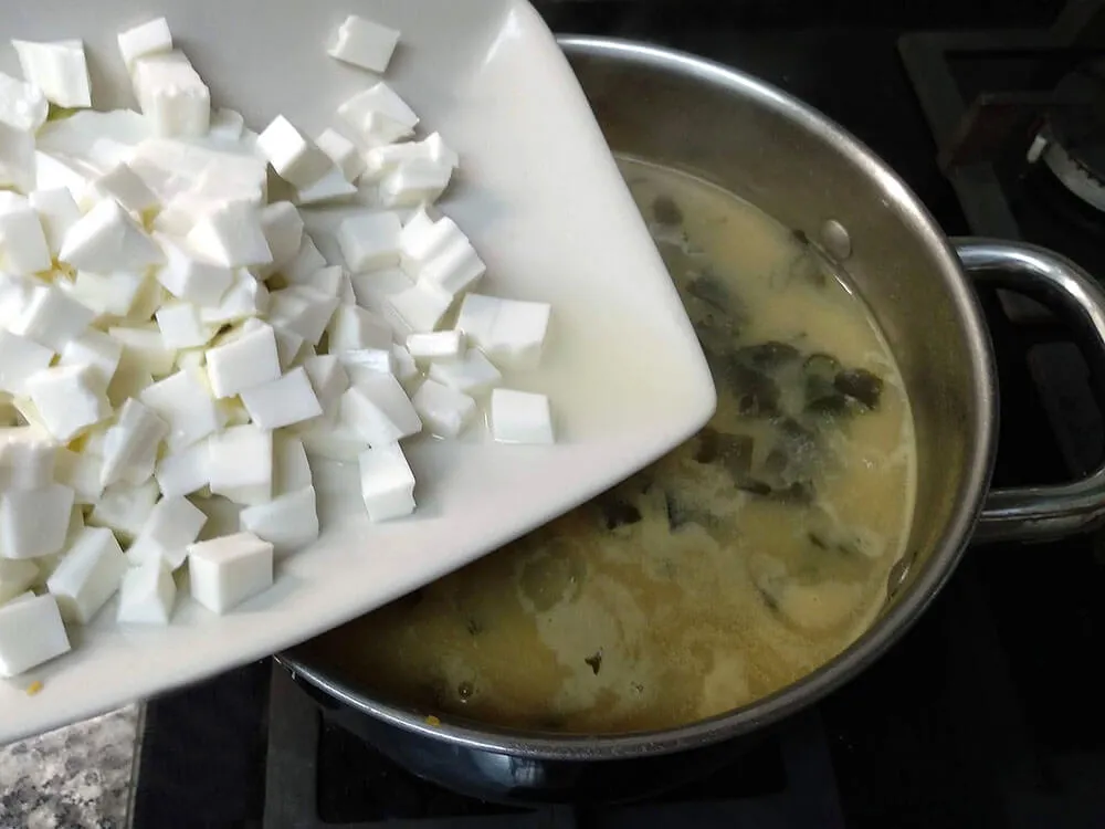 Sopa miso y daditos de tofu.