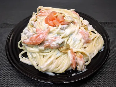 Spaguettoni con salmón, nueces y gorgonzola