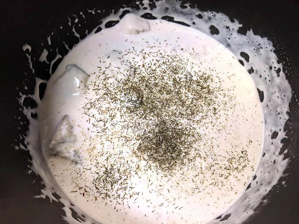 Crema de leche y gorgonzola con eneldo, sal y pimienta.