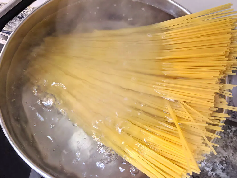 Spaguettoni en agua hirviendo.