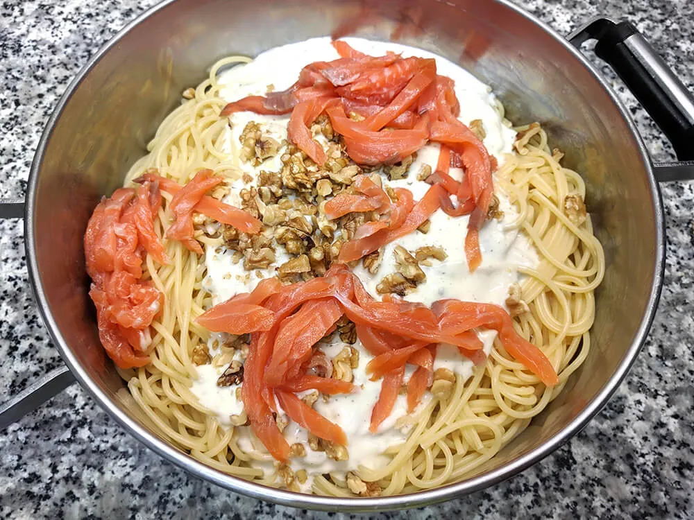 Spaguettoni hervidos con salsa de gorgonzola, salmón ahumado y nueces.