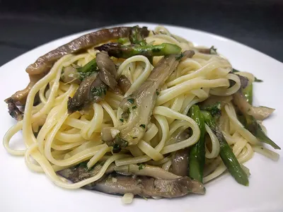 Tallarines con espárragos y gírgolas