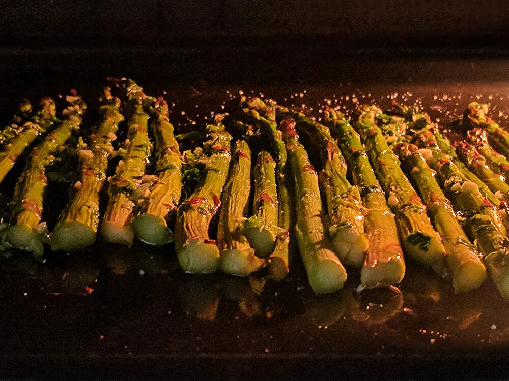 Espárragos asándose en el horno
