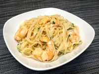 Presentación de las tallarines con langostinos.