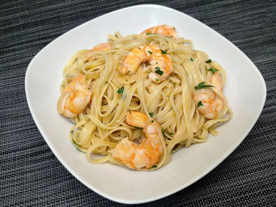 Presentación de las tallarines con langostinos.