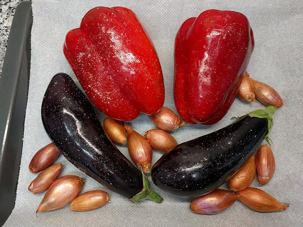 Pimientos, berenjenas y chalotas listos para hornear