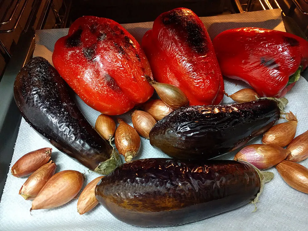 Pimientos, berenjenas y chalotas horneadas