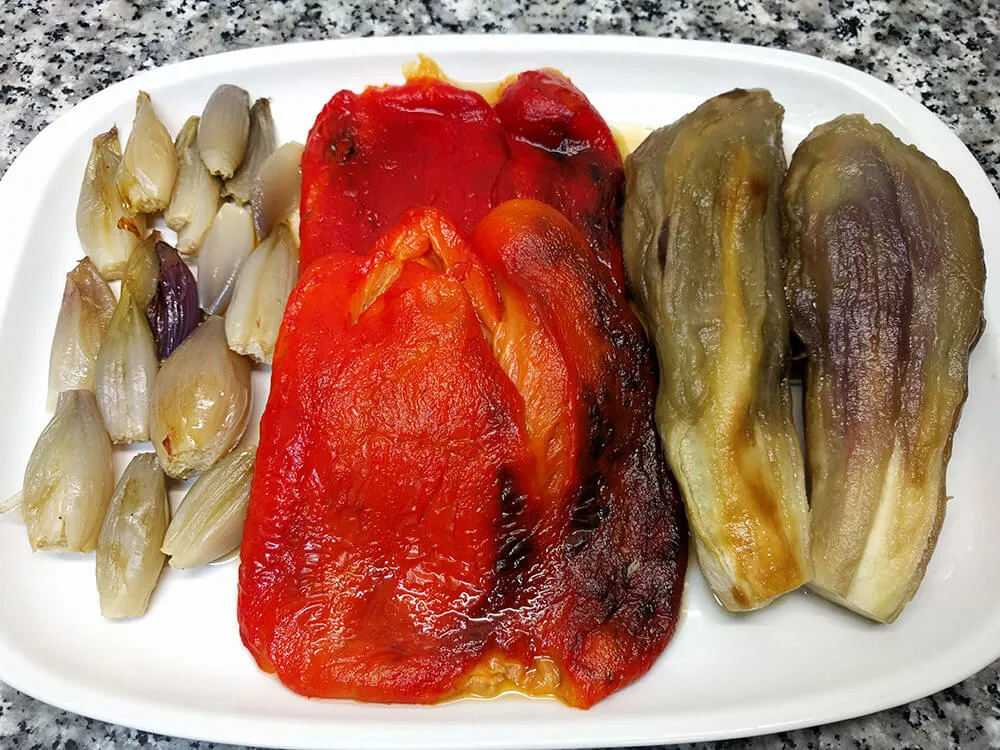 Pimientos, berenjenas y chalotas sin piel