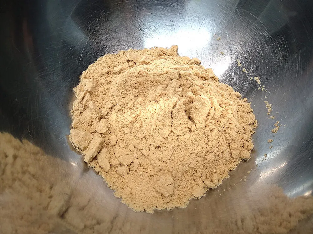 Galletas picadas en cuenco.