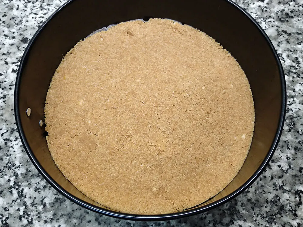 Molde con base de galletas trituradas.