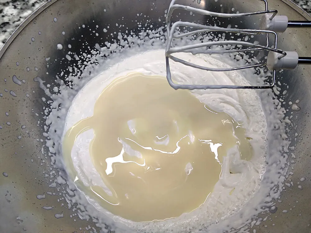 Nata batida con leche condensada.