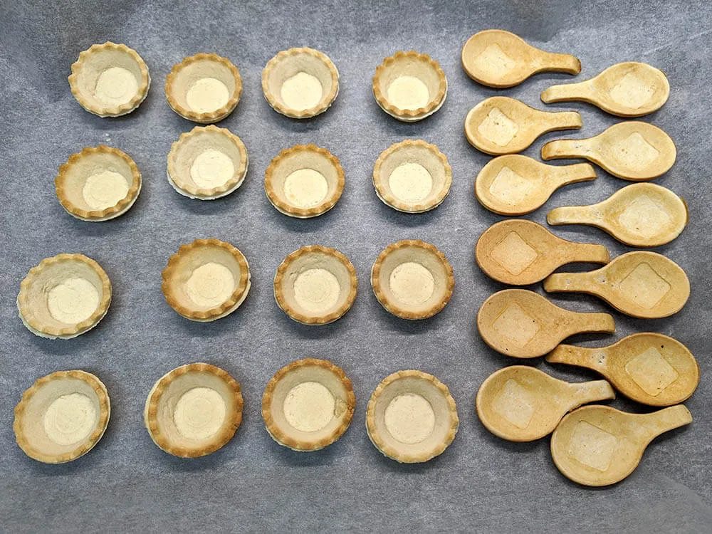 Tartaletas y cucharitas horneadas.
